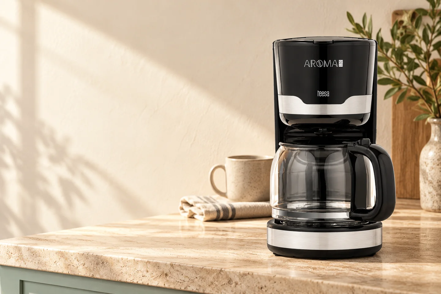 Cafetiera 1,5 L Aroma 100 Teesa intr-un decor de acasa.